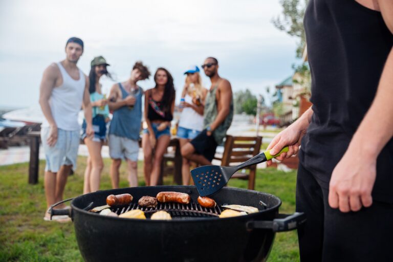 Grill party z przyjaciółmi – o co musisz zadbać, by dobrze przyjąć gości?