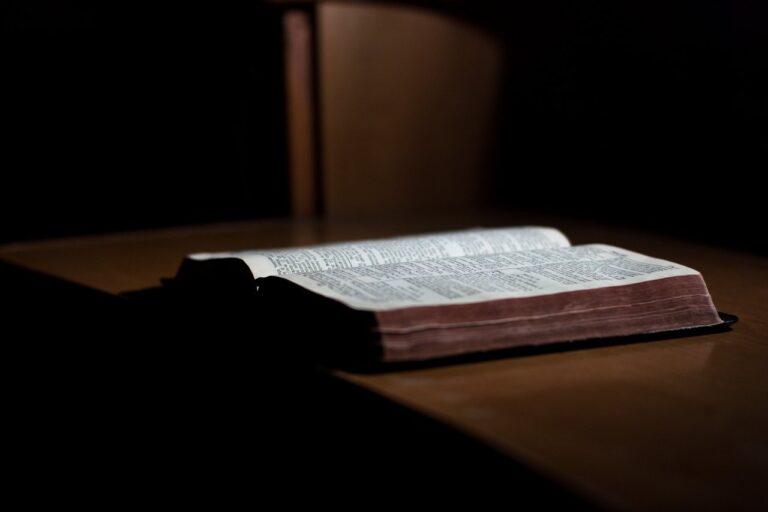 Książki religijne – co w sobie kryją?