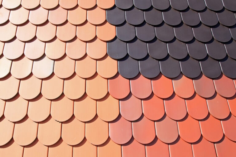 Czym charakteryzują się dachówki ceramiczne?
