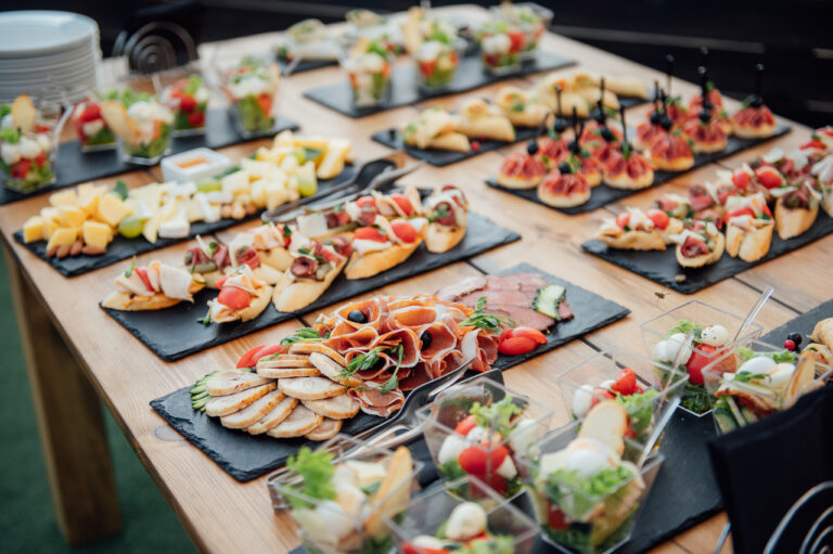 Jaki catering na imprezę w domu? Na co zwrócić uwagę?