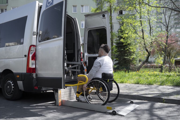 Jakie są wyzwania związane z transportem osób niepełnosprawnych?